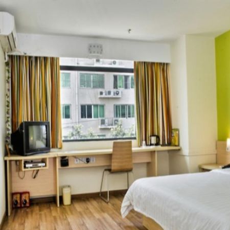 7 Days Inn Guangzhou Jiangtai Rd Metro Exterior foto